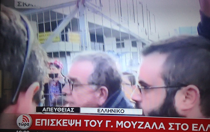 Πρόσφυγες δεν αφήνουν τον Μουζάλα να μπει στο Ελληνικό (εικόνες) Πρόσφυγες δεν αφήνουν τον Μουζάλα να μπει στο Ελληνικό (εικόνες)