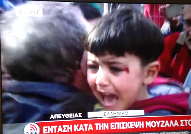 Πρόσφυγες δεν αφήνουν τον Μουζάλα να μπει στο Ελληνικό Πρόσφυγες δεν αφήνουν τον Μουζάλα να μπει στο Ελληνικό