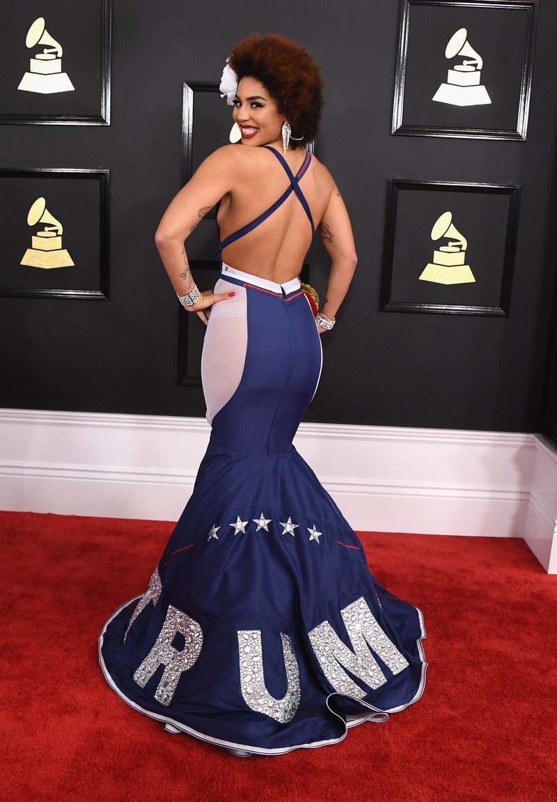  Γιατί όλοι ασχολήθηκαν με το φόρεμά της στα Grammy 