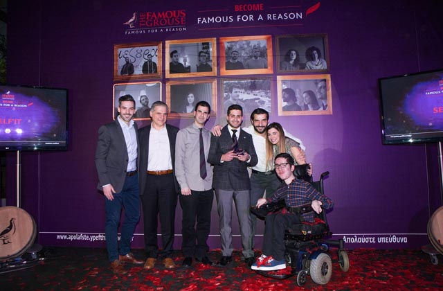 H νικητήρια ομάδα “Self’it” με την ομάδα του Famous Grouse και τον ηθοποιό Νίκο Κουρή