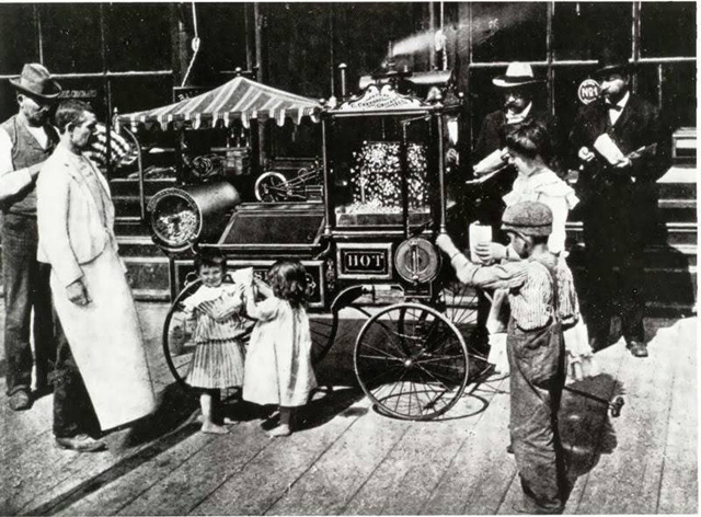 Ο Charles Cretors κατασκεύασε την πρώτη μηχανή ποπ-κορν πάνω σε ένα καροτσάκι