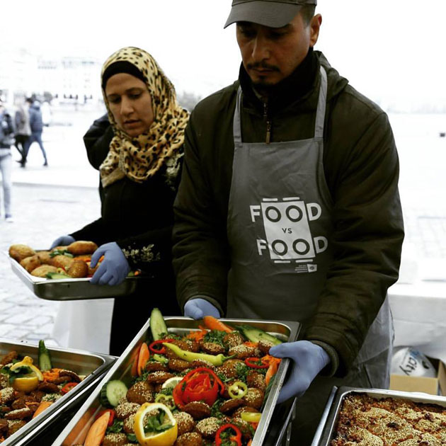 Πρόσφυγες  μαγειρεύουν  για τους επισκέπτες του 19ου Φεστιβάλ Ντοκιμαντέρ Θεσσαλονίκης 