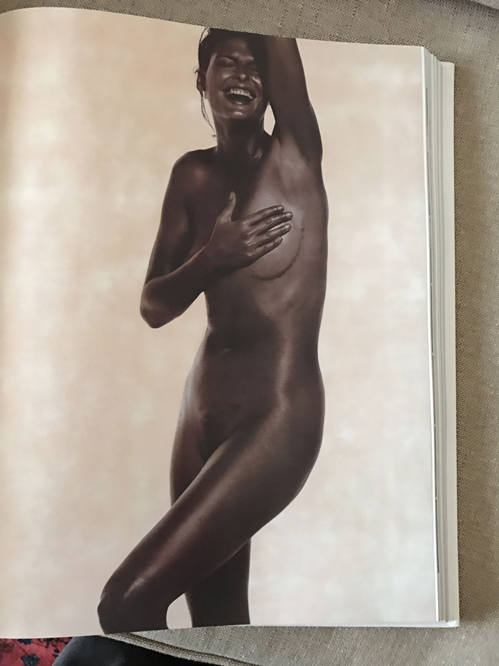 H Linda Evangelista φωτογραφημένη από τον Karl Lagerfeld