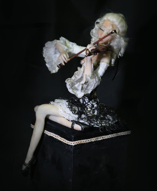 Concert Collection Art Figurines. Joséphine. 