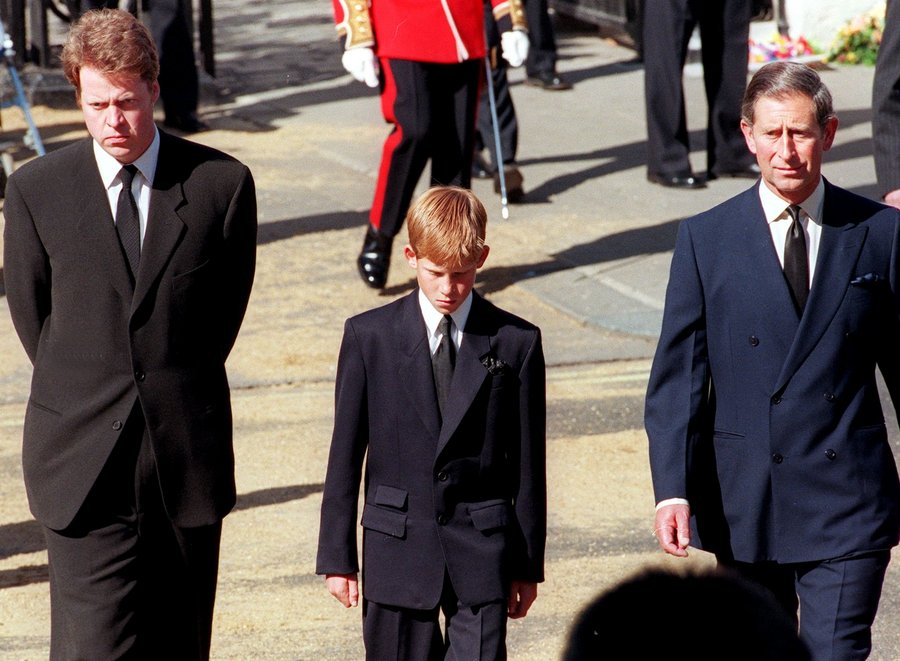 Ο πρίγκιπας Χάρι στην κηδεία της μητέρας του, ανάμεσα στον αδελφό της Νταϊάνας, Ερλ Σπένσερ και τον πρίγκιπα Κάρολο