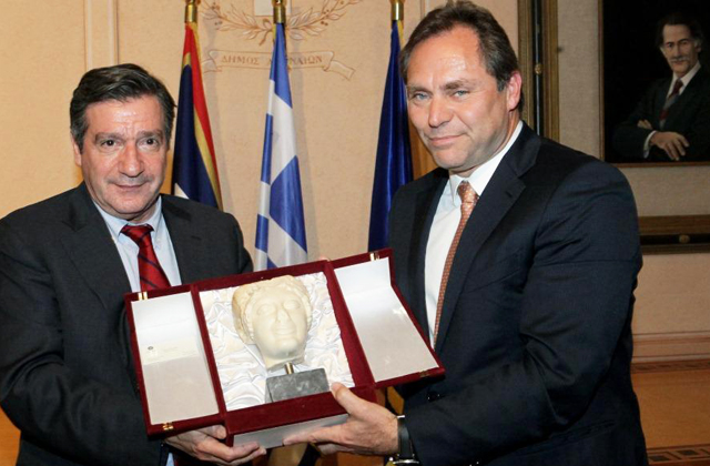 Μαζί για την Αθήνα. Στη φωτογραφία ο Δήμαρχος Αθηναίων κ. Γιώργος Καμίνης, και ο Αντιπρόεδρος της AEGEAN κ. Ευτύχιος Βασιλάκης.
