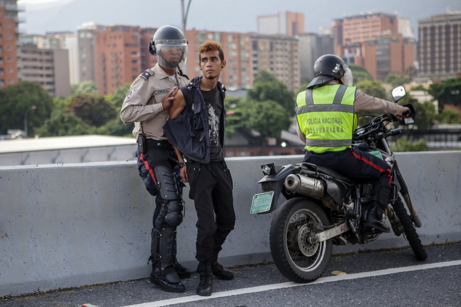Αυξάνονται οι νεκροί στη Βενεζουέλα - οι άνδρες του Μαδούρο πυροβολούν τους διαδηλωτές (εικόνες)