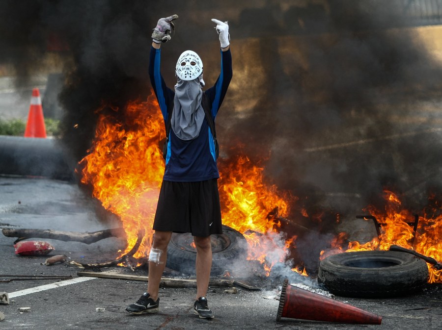 Αυξάνονται οι νεκροί στη Βενεζουέλα - οι άνδρες του Μαδούρο πυροβολούν τους διαδηλωτές (εικόνες)