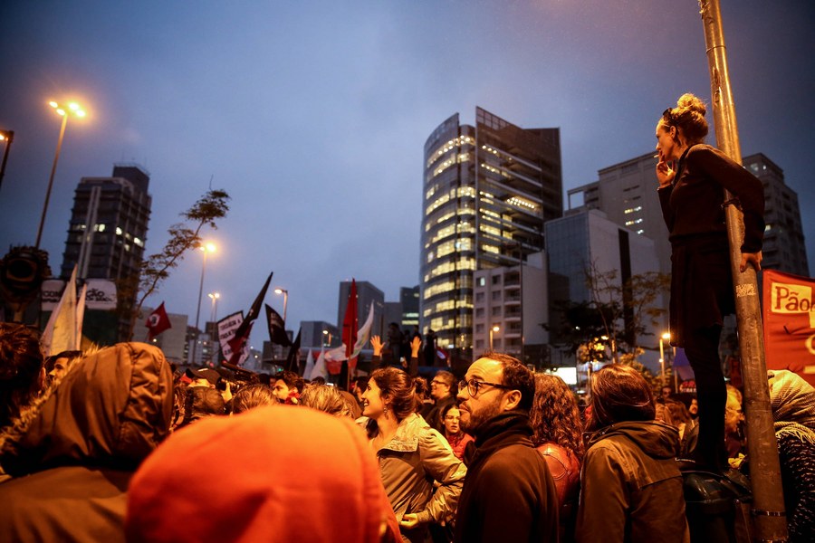 Μεγάλες διαδηλώσεις και βίαια επεισόδια στην απεργία που παρέλυσε τη Βραζιλία