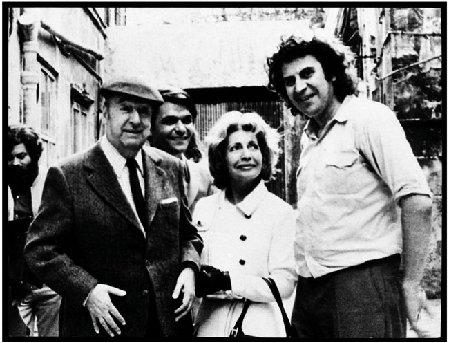 Με τον Νερούδα και τη γυναίκα του Ματίλντε Ουρούτια στο στούντιο τής οδού Πολιβό στο Παρίσι, 1972 (Αρχείο Μίκης Θεοδωράκης)