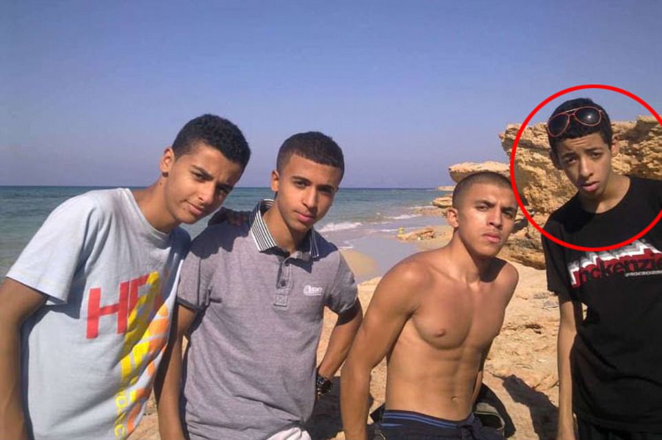 Ο μακελάρης του Μάντσεστερ σε διακοπές στη Λιβύη με φίλους του κάνοντας μπάφο 