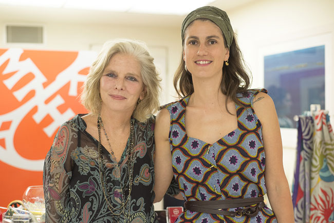 Η οικοδέσποινα του Benaki Shop, Διευθύντρια των Πωλητηρίων του Μουσείου Μπενάκη, Δέσποινα Γερουλάνου, με την Irène Mamfredos.