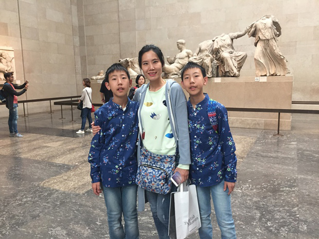 Η Kathy με τους γιους της, Nooman και Notan. Από την Σαγκάη, Κίνα ©Μαρία Τσοσκούνογλου