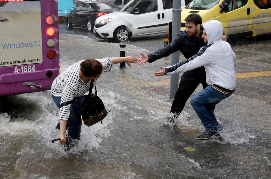 Σφοδρές καταιγίδες προκάλεσαν πλημμύρες στην Κωνσταντινούπολη - χιλιάδες κεραυνοί χτύπησαν την πόλη (εικόνες)