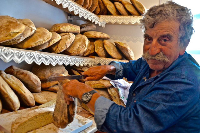 To ψωμί του πανηγυριού, φτιάχνεται εξ ολοκλήρου στην Αμοργό