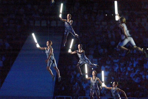Δρομείς «πετάνε» κατά τη διάρκεια τελετής έναρξης των 28ων Ολυμπιακών Αγώνων το βράδυ της Παρασκευής 13 Αυγούστου 2004.  ΑΠΕ/ΧΡΥΣΑ ΠΑΝΟΥΣΙΑΔΟΥ
