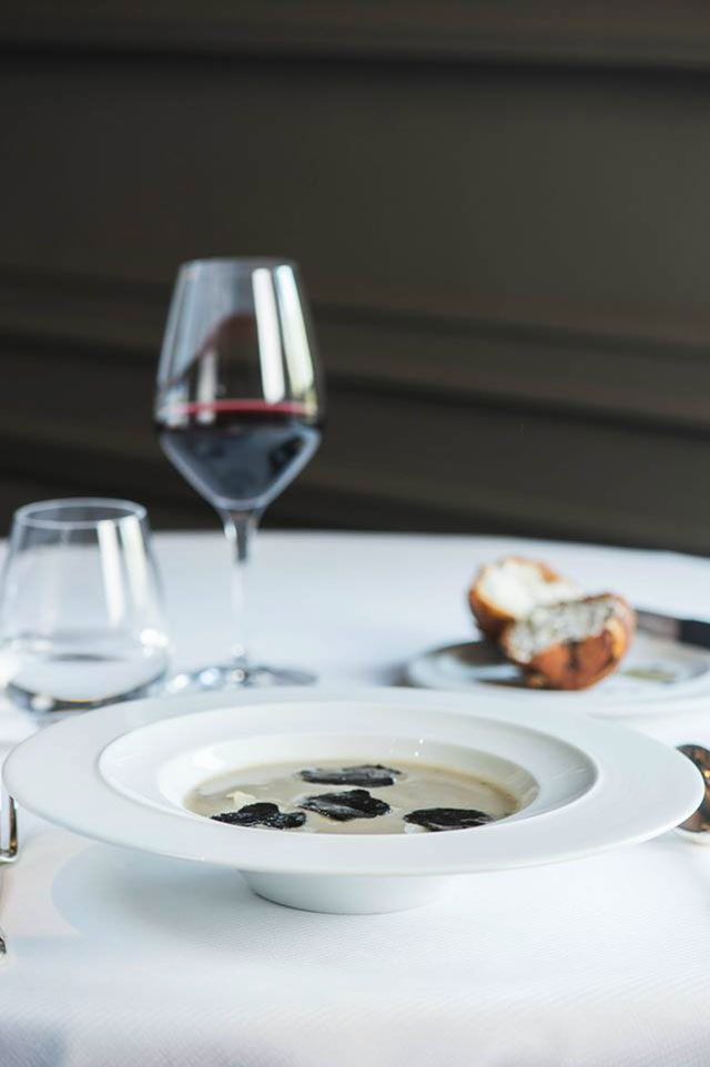 Η σούπα αγκινάρας με μαύρη τρούφα, ένα από τα πιο εμβληματικά πιάτα του Guy Savoy