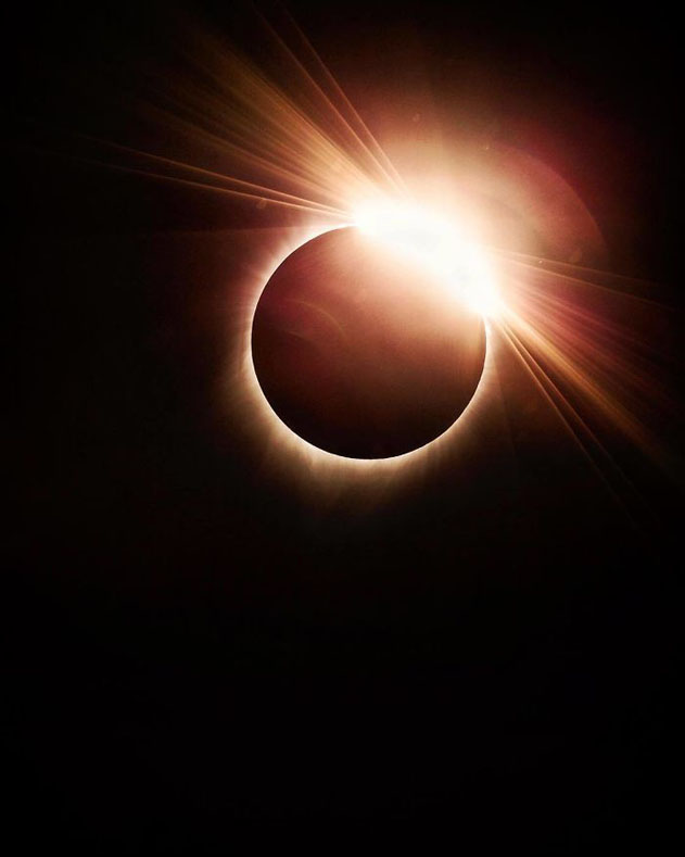 13 φωτογραφίες φαινόμενο από την ολική έκλειψη ηλίου