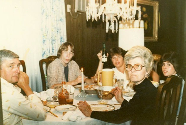 AwkwardFamilyPhotos.com Ένας οδηγός για το πώς να ζεις με τους γονείς σου στα 20