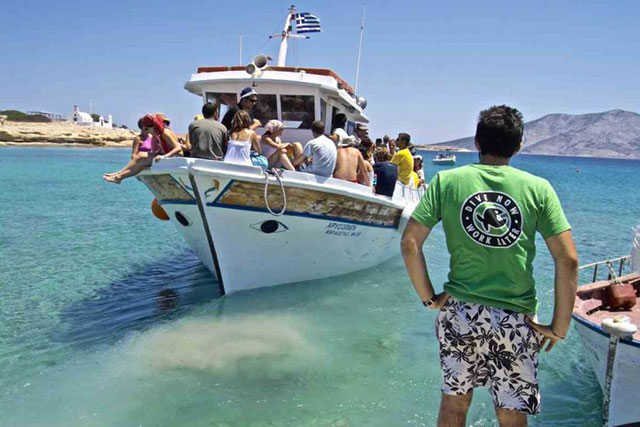 Ο Κώστας Πράσινος καθημερινά με τη λάντζα του, τη Χρυσοπηγή μεταφέρει επισκέπτες από το Πάνω Κουφονήσι στο νησί 
