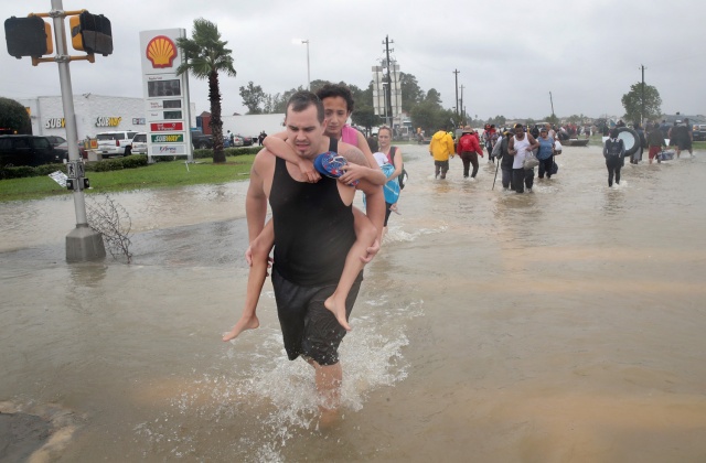 Πολίτες προσπαθούν να διαφύγουν απο την πλημμυρισμένη τους γειτονιά
