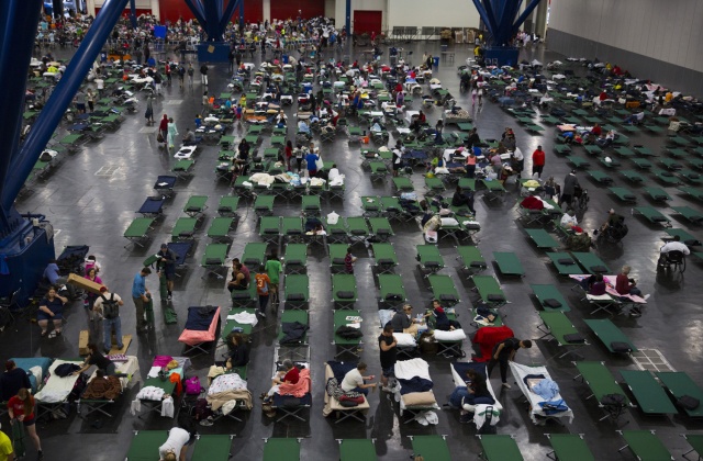 Το Συνεδριακό Κέντρο George Brown, το οποίο μετατράπηκε σε καταφύγιο του αμερικανικού Ερυθρού Σταυρού για να στεγάσει τα θύματα της πλημμύρας από τον τυφώνα Harvey στις 28 Αυγούστου 2017 στο Χιούστον του Τέξας.