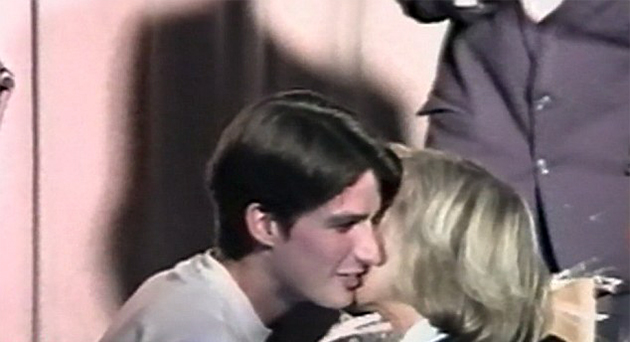 Το πρώτο τους φιλί σε θεατρική παράσταση του σχολείου το 1993