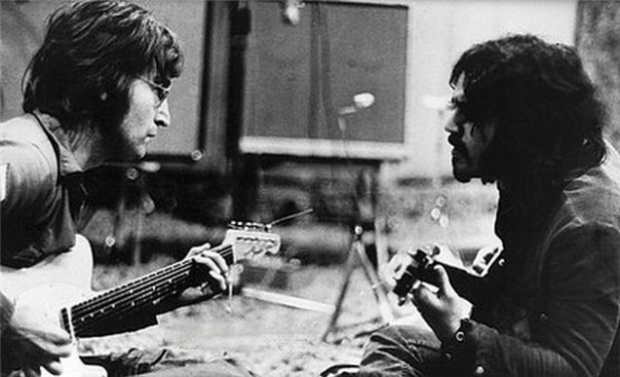 Ο Τζον Λένον παίζει κιθάρα με τον Τσε Γκεβάρα – Καταρρίπτεται