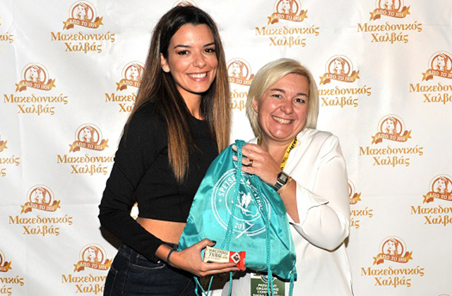 Η Νικολέττα Ράλλη παραλαμβάνει την τσάντα συμμετοχής από τη Δρ. Μαρίνα - Λύδα Κουταρέλλη
