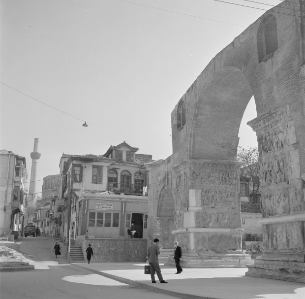 Δημήτρης Παπαδήμος. Θεσσαλονίκη, περί το 1960. Η Αψίδα του Γαλερίου. Στο βάθος αριστερά διακρίνεται η Ροτόντα. Αρχείο Δημήτρη Παπαδήμου