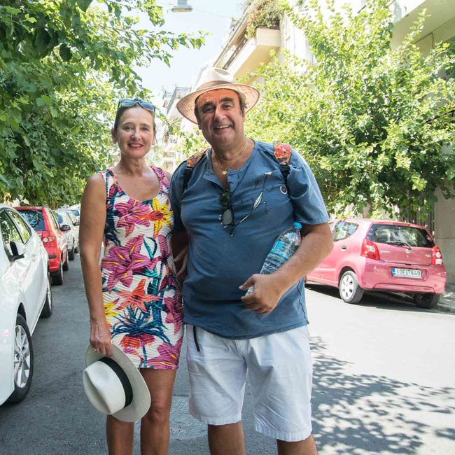 Ένα ζευγάρι τουρίστες από τη Γαλλία δηλώνει ερωτευμένο με το δρόμο