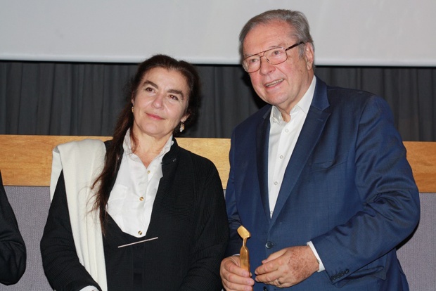 Η Λυδία Κονιόρδου τίμησε με ειδικό βραβείο τον προσκεκλημένο της διοργάνωσης Κριστόφ Ζανούσι