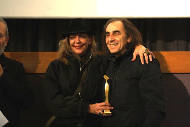 Ο Βαγγέλης Μουρίκης παρέλαβε τιμητικό βραβείο από την ηθοποιό Δήμητρα Χατούπη ©Cinepivates