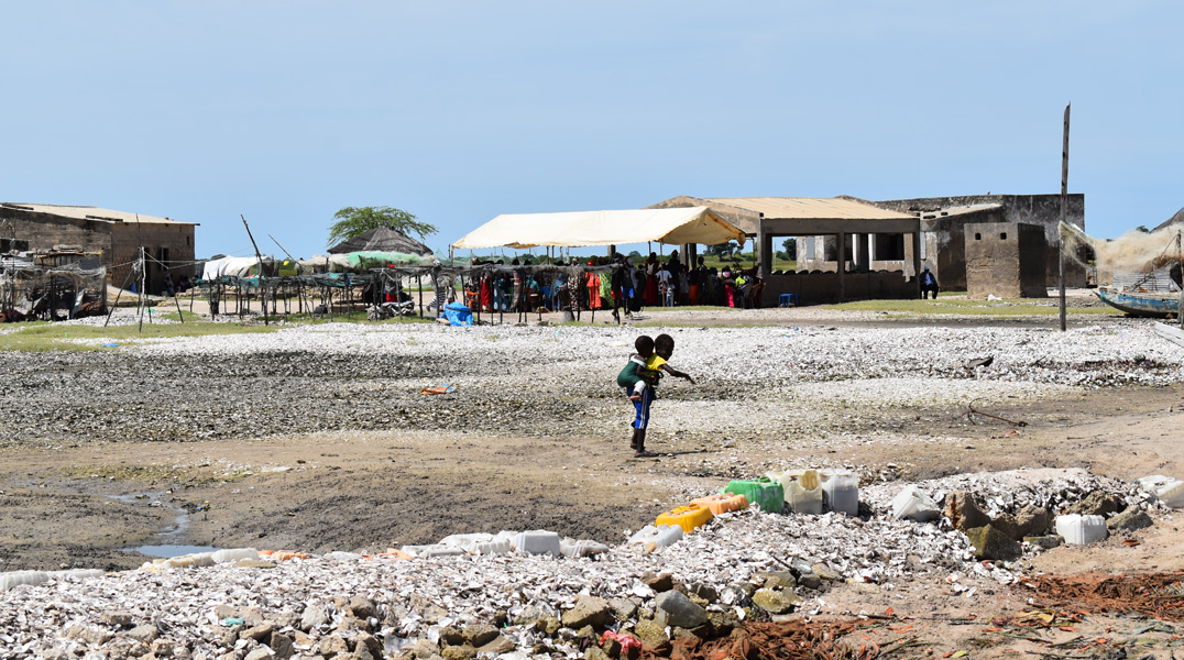 Αυτοσχέδια αναχώματα με κοχύλια και πλαστικά δοχεία / Μάχη Κανελλάκη/ActionAid
