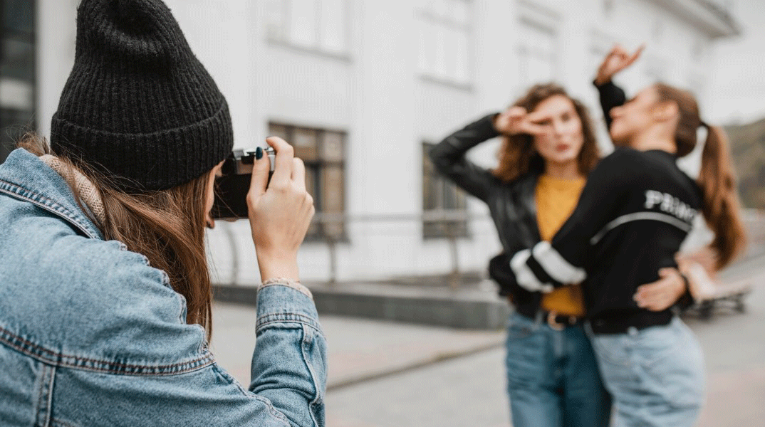 Νέοι φωτογραφίζονται στον δρόμο