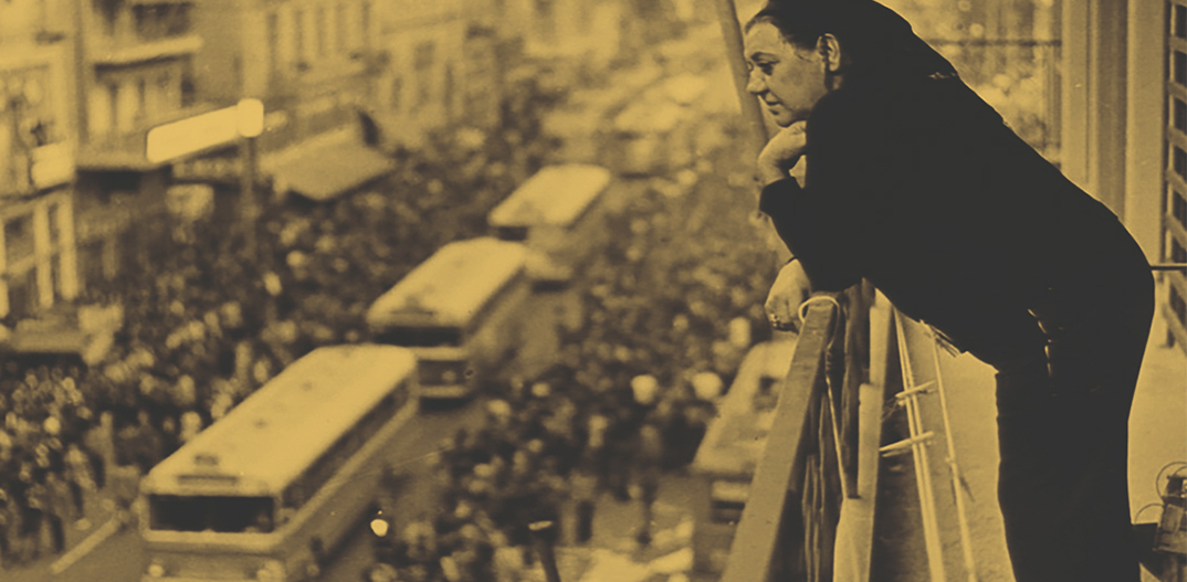 Πολτυτεχνείο 1973: Η Σοφία Βέμπο στο διαμέρισμά της επί της οδού Στουρνάρα, βλέπει από το μπαλκόνι της τα τανκς να εισβάλλουν στο εκπαιδευτικό ίδρυμα