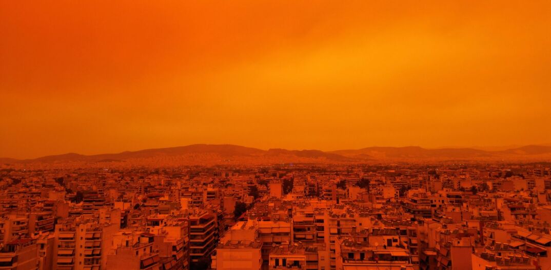 Αφρικανική σκόνη έχει «βάψει» την Αθήνα πορτοκαλί