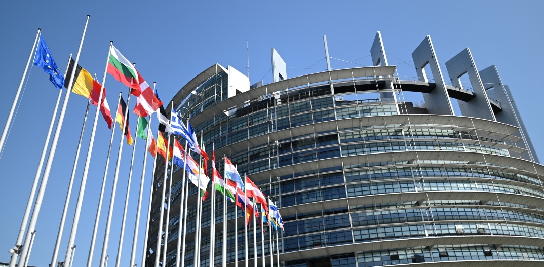 Το Ευρωπαϊκό Κοινοβούλιο, κτηριο, σημαιες