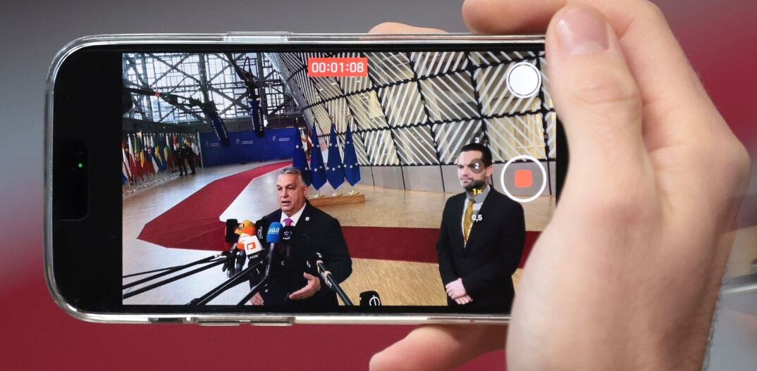 Οι δηλώσεις του Ούγγρου πρωθυπουργού Βίκτορ Ορμπάν καταγράφονται από κάποιον που τραβάει βίντεο με το κινητό του