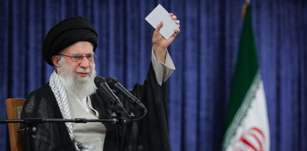 Χαμενεΐ: Ο σιωνιστής εχθρός διέπραξε μεγάλο έγκλημα και θα τιμωρηθεί - Η πρώτη αντίδραση μετά τους αμερικανικούς βομβαρδισμούς στο Ιράν