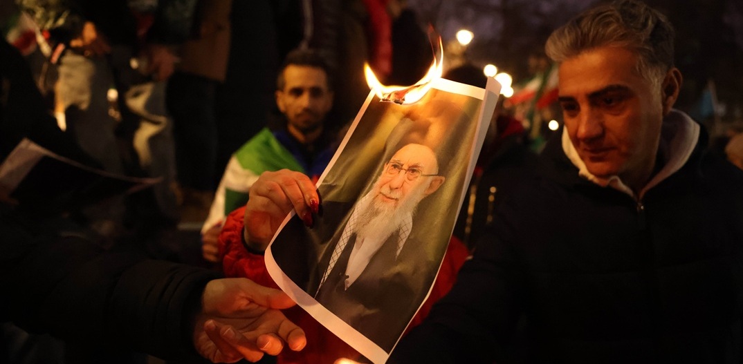 Σε κρίσιμο σταυροδρόμι το Ιράν: Τα τέσσερα πιθανά σενάρια για την Ισλαμική Δημοκρατία