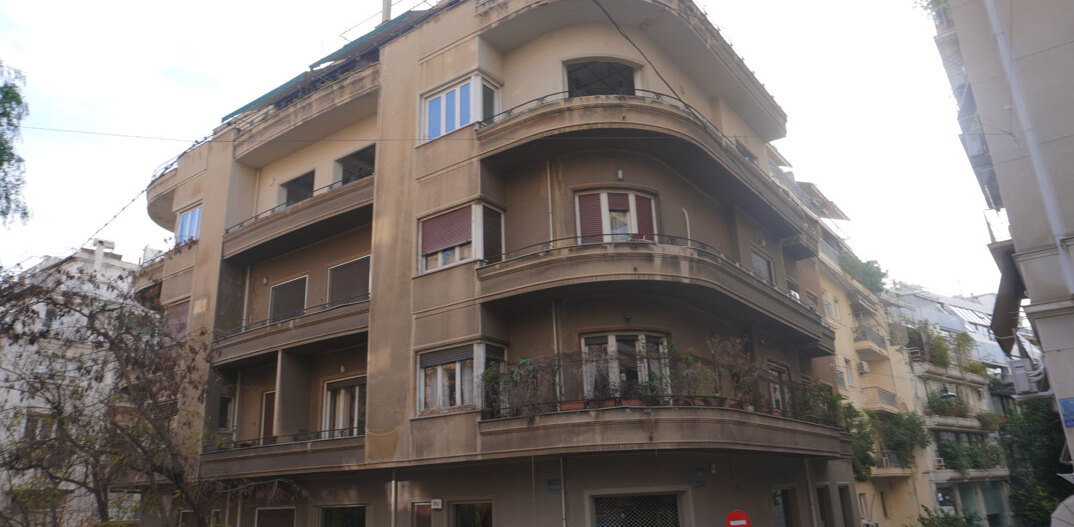 Η πολυκατοικία του Κωνσταντίνου Ελευθερουδάκη, στη γωνία των οδών Λουκιανού, Χάρητος και Π. Ιωακείμ, που χτίστηκε το 1838 σε σχέδια του αρχιτέκτονα Γεώργιου Διαμαντόπουλου