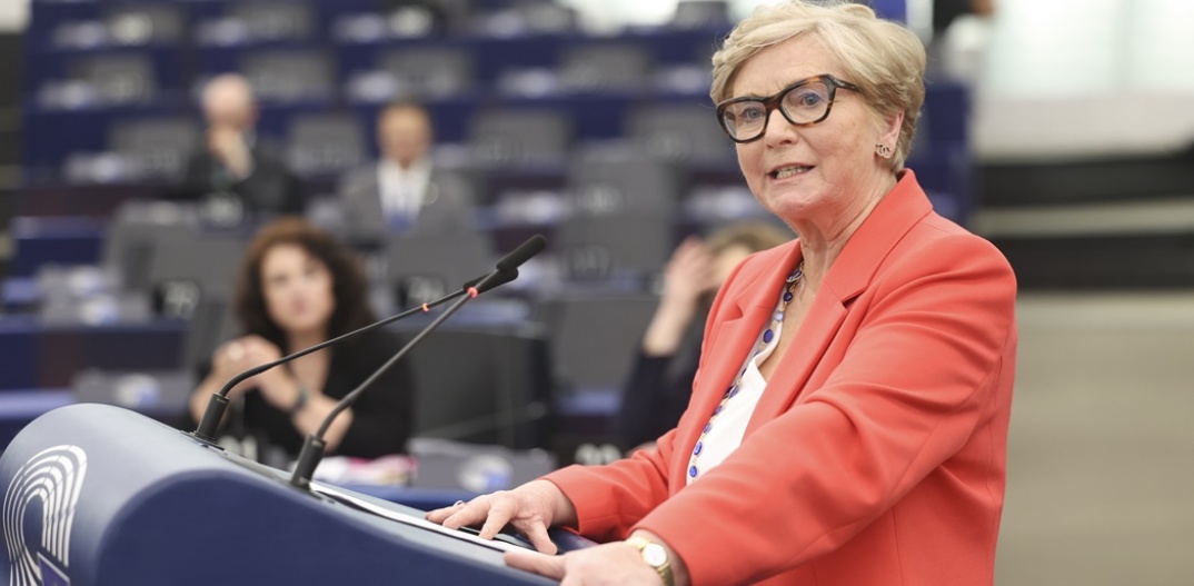 Η Ιρλανδή ευρωβουλεύτρια, Frances Fitzgerald, εισηγήτρια της οδηγίας για τη βία κατά των γυναικών κατά την τοποθέτησή της στην Ολομέλεια του Ευρωπαϊκού Κοινοβουλίου στο Στρασβούργο