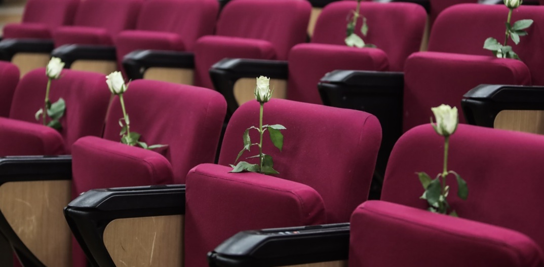 Λευκά τριαντάφυλλα στα καθίσματα της αίθουσας του δικαστηρίου όπου εκδικάζεται η τραγωδία στο Μάτι