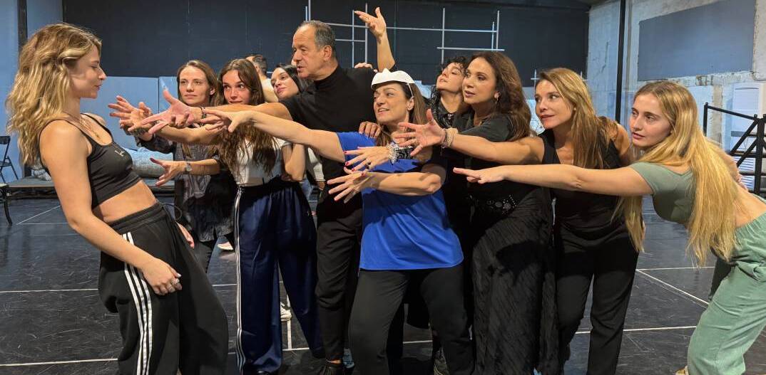 O Φωκάς Ευαγγελινός σε πρόβα μαζί με τους ηθοποιούς