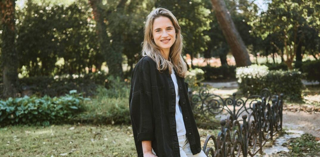 Σίλια Χάρισον: Από το Λονδίνο σε όλο τον κόσμο και από εκεί στην Αθήνα