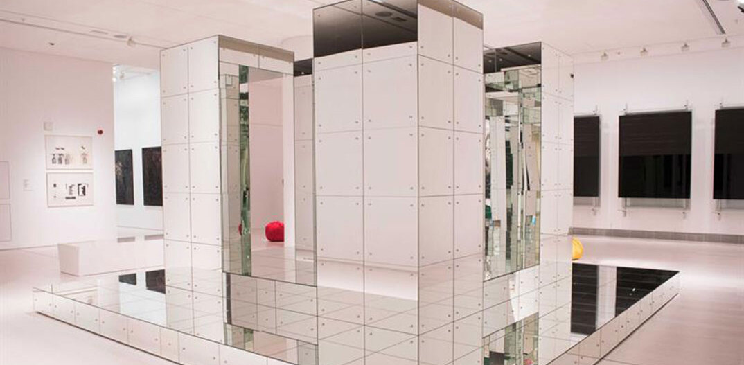 Λουκάς Σαμαράς, «Mirrored (Hebraic) Embrace», 1991-2005. Ξύλο, καθρέφτης, σίδερο. © ΕΜΣΤ | Δωρεά του καλλιτέχνη με χρηματοδότηση της παραγωγής του υλικού φορέα από το Ίδρυμα Ιωάννου Φ. Κωστοπούλου