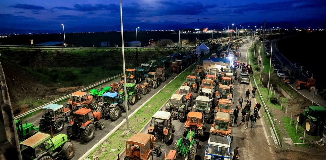  Αγρότες με τρακτέρ τους στη Νίκαια της Λάρισας