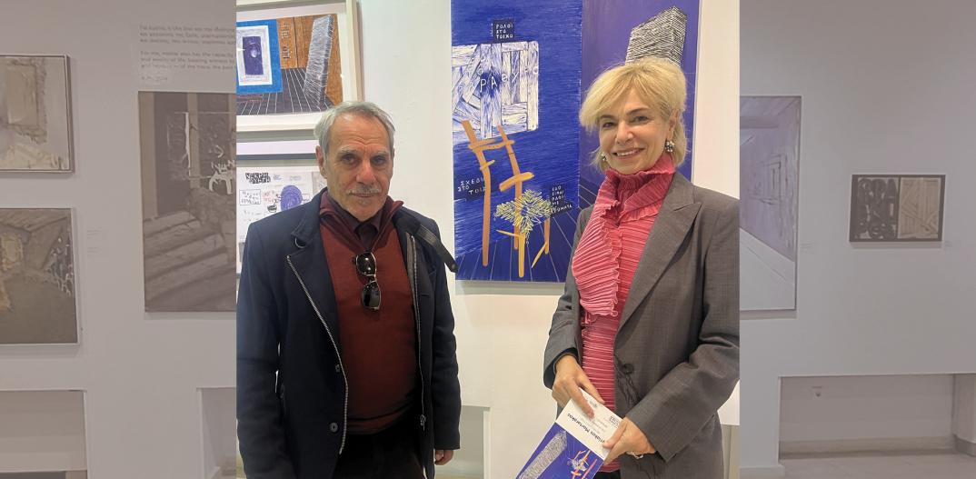 Ο Κυριάκος Μορταράκος με την Κατερίνα Κοσκινά στην Πινακοθήκη Δήμου Αθηναίων, στην αναδρομική έκθεσή του με τίτλο «Αναδρομή».