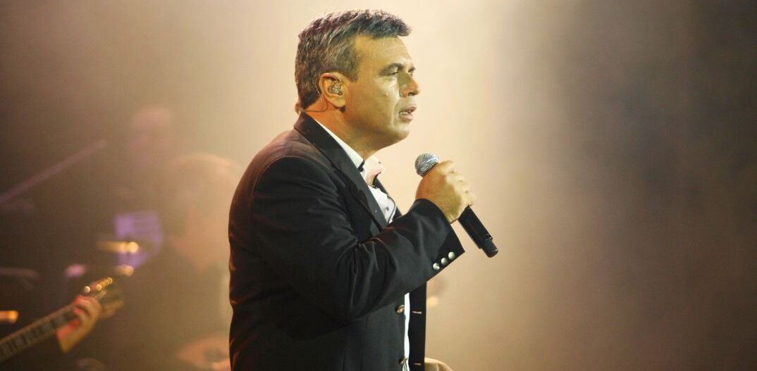 Μανώλης Λιδάκης (1960-2025): Το οδοιπορικό του πιο αισθαντικού τραγουδιστή των τελευταίων ετών